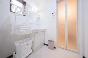 ein weißes Badezimmer mit Waschbecken und Dusche in der Unterkunft Kitakoiwakotate - Vacation STAY 20435 in Tokio + 43 Fotos