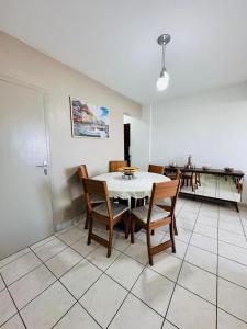 a dining room with a table and chairs at Apartamento Balneário Picarras vista mar, centro in Piçarras
