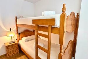 Una cama o camas en una habitación de Refugio Amplio con Vistas y Parking I Ski a 1 min I Eslalom