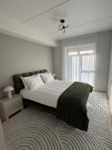 Giường trong phòng chung tại Adoffi Apartment