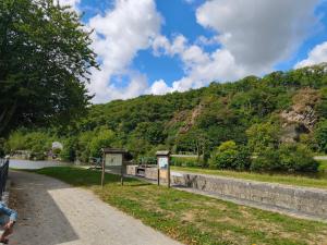 ChangéにあるLe répit de la belle pouleの山のある川沿いの道