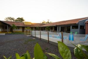 a pool in the courtyard of a house at Pousada Aracuã in Bonito