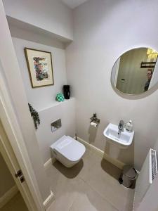 ビスターにあるLuxury 1 Bedroom Flat in Great Locationの洗面台、トイレ、鏡のあるバスルーム +15枚の写真