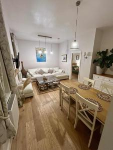 a living room with a couch and a table at Luxury 1 Bedroom Flat in Great Location in Bicester