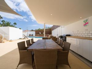 Una cocina y un comedor con mesa y sillas. en Florida Home Private pool and Jacuzzi, en Playa del Inglés