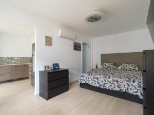 Un dormitorio con una cama y una cómoda. en Florida Home Private pool and Jacuzzi, en Playa del Inglés 19 fotos más