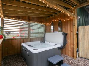 bañera grande en una habitación con luces en The Hay Barn, en Gloucester 64 fotos más