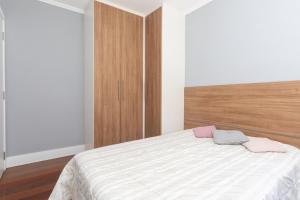 a bedroom with a bed with two towels on it at Apartamento Climatizado com Garagem e Wi-Fi in Auxiliadora