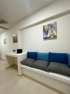 un canapé assis dans une pièce avec la tour Eiffel dans l'établissement Deptos Modernos Colonia México, à Mérida