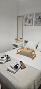a bed with two towels and a table on it at Appartement proche centre ville - 1 a 4 personnes in Reims