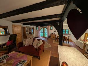 a living room with a couch and a table at Hus in Huddel - Worpswede - Teufelsmoor in Osterholz-Scharmbeck