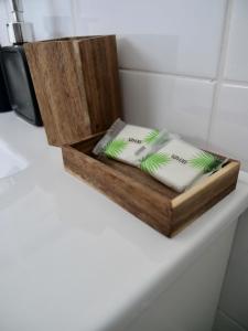 Una caja de madera con dos almohadas sobre un mostrador. en La Galante, studio proche plage privée, en Grand-Bourg