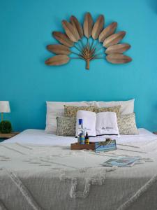 Un dormitorio azul con una cama con una pared azul. en La Galante, studio proche plage privée, en Grand-Bourg