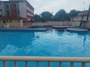 a large swimming pool with blue water at Apartamento paid'egua completo em Belém in Belém