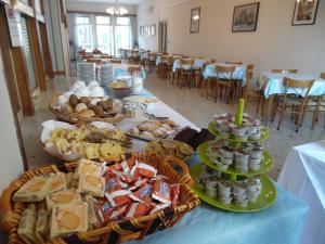 uma mesa com um monte de diferentes tipos de alimentos em Casa Caburlotto em Veneza