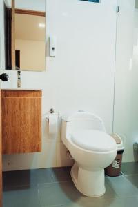 ドゥイタマにある24seven Hotel Boutiqueの部屋にある白いトイレ付きのバスルーム