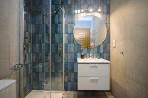 Ванная комната в Maya's Flats & Resorts 103 - Brzeźno Plaża +17 фотографий