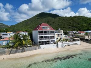 an aerial view of a resort on the beach at Deux pièces sur la belle plage de Grand Case in Grand Case