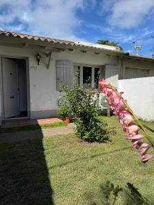una casa con una bandera delante de ella en Casa DorisHouse, en Necochea 16 fotos más