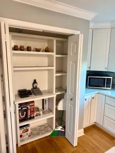 Η κουζίνα ή μικρή κουζίνα στο Serene Bayou Retreat - Spacious Family Home