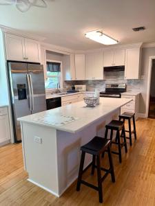 Η κουζίνα ή μικρή κουζίνα στο Serene Bayou Retreat - Spacious Family Home