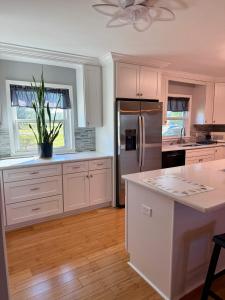 Η κουζίνα ή μικρή κουζίνα στο Serene Bayou Retreat - Spacious Family Home