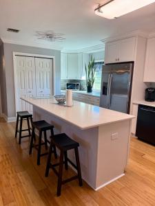 Η κουζίνα ή μικρή κουζίνα στο Serene Bayou Retreat - Spacious Family Home