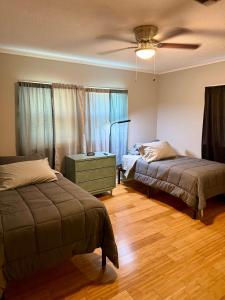 Ένα ή περισσότερα κρεβάτια σε δωμάτιο στο Serene Bayou Retreat - Spacious Family Home +19 φωτογραφίες