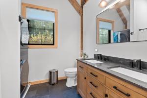 Un baño con lavabo, inodoro y espejo. en Mountain Views, Hot Tub, Trails, Waterfront, en Plymouth 38 fotos más