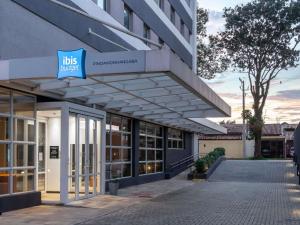 an office building with a sign that reads jobs lobby at ibis budget Pindamonhangaba in Pindamonhangaba +134 photos