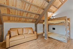 sala de estar con sofá y litera en Mountain Views, Hot Tub, Trails, Waterfront, en Plymouth