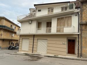 Un edificio blanco con un balcón en la parte superior. en Terra D'Amuri, en Barrafranca