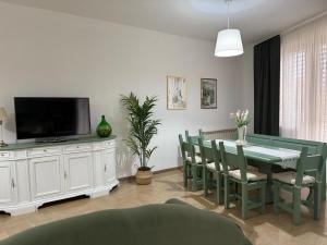 Sala de estar con mesa de comedor y TV en Terra D'Amuri, en Barrafranca