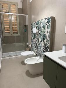 Un baño con inodoro, lavabo y ducha. en Terra D'Amuri, en Barrafranca 11 fotos más