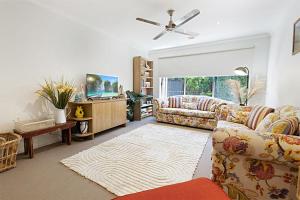 ein Wohnzimmer mit Couch und Tisch in der Unterkunft The Yellow Fish in Paynesville