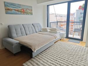 Postel nebo postele na pokoji v ubytování Holešovice Retreat, Balcony, Air-Con and Secure Parking