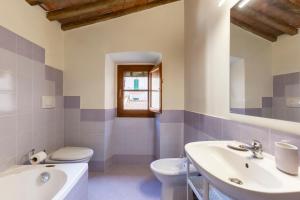 a bathroom with a sink toilet and a mirror at Corso Italia - 2 min da Piazza Grande in Arezzo +20 photos