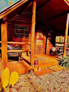 CosbyにあるThe Ravenのポーチ付きの丸太小屋のポーチ +13枚の写真
