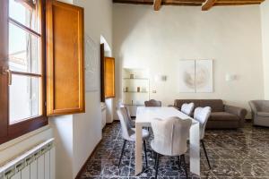 a living room with a white table and chairs at Corso Italia - 2 min da Piazza Grande in Arezzo