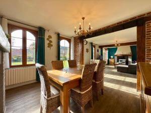 une salle à manger avec une table et des chaises en bois dans l'établissement La maison des apprentis sorciers Séjour enchanteur, 