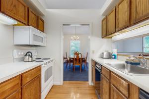 Kuchyň nebo kuchyňský kout v ubytování Birch Tree Lane - Unit 311