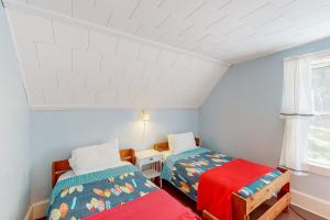 una habitación con dos camas y una ventana en Garden Island's Birch, en Charlotte