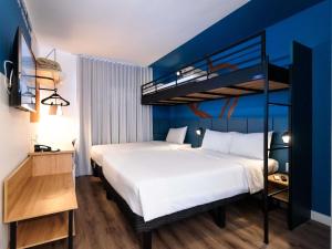a bedroom with a bed and a bunk bed at ibis Styles Poços de Caldas in Poços de Caldas +94 photos