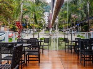 a restaurant with tables and chairs and a fountain at ibis Styles Poços de Caldas in Poços de Caldas