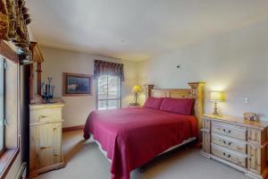 ein Schlafzimmer mit großem Bett und Fenster in der Unterkunft Oro Grande 416 in Snake River Health Services Incorporated Heliport + 26 Fotos