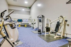 einen Fitnessraum mit Laufbändern und Kardiogeräten in der Unterkunft Lake Chelan Shores - Beachfront Paradise #12-4 in Lakeside