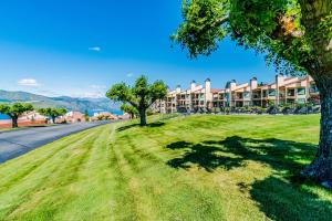 eine Rasenfläche vor einem großen Apartmenthaus in der Unterkunft Lake Chelan Shores - Beachfront Paradise #12-4 in Lakeside