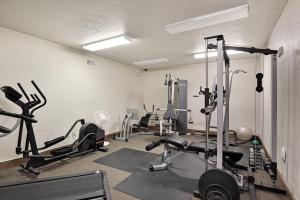 ein Fitnessstudio mit mehreren Laufbändern in einem Raum in der Unterkunft Oro Grande 416 in Snake River Health Services Incorporated Heliport
