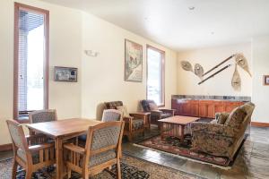 ein Esszimmer mit Tisch und Stühlen in der Unterkunft Oro Grande 416 in Snake River Health Services Incorporated Heliport