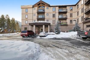 ein Gebäude mit auf einem Parkplatz geparkten Autos in der Unterkunft Oro Grande 416 in Snake River Health Services Incorporated Heliport